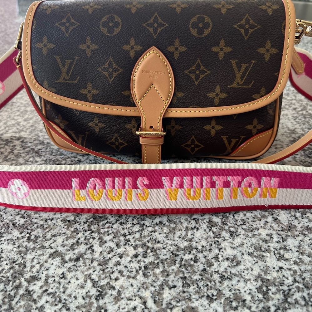 Louis Vuitton Diane PM ST.NM Monogram Canvas Pochette Crossbody Bag w/Pink Strap